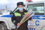 Сотрудники Пышминской полиции провели акцию цветы для автоледи