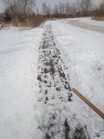 В целях безопасности дорожного движения, на территории Ощепковского территориального управления администрации Пышминского городского округа проведены работы по очистке тротуаров от снега и наледи